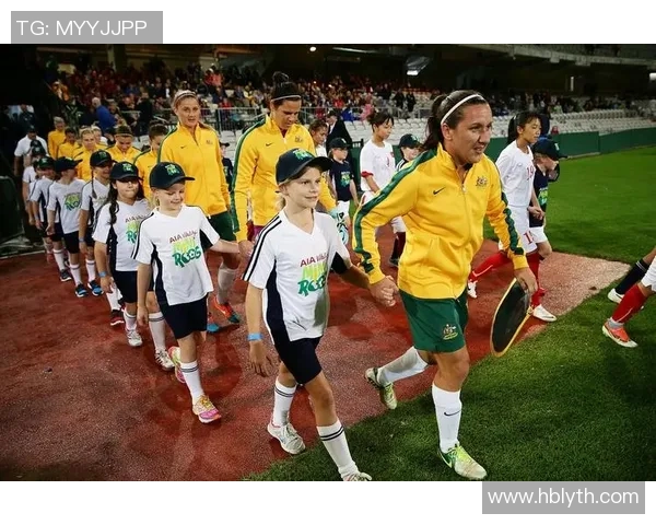 足球明星亲自为球童套上新衣服温暖瞬间感动全场 足球明星亲自为球童套上新衣服温暖瞬间感动全场